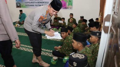 Kapolresta Bengkulu Rahmad Hidayat memberikan santunan kepada anak yatim piatu dalam kegiatan silaturahmi Ramadan yang digelar Polresta Bengkulu.