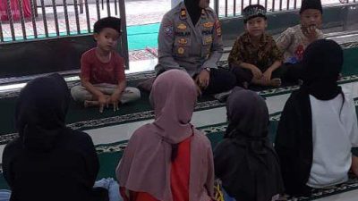Kasat Binmas Polres Kepahiang memberikan tausiyah dan pesan kamtibmas kepada peserta pesantren kilat Ramadan di Masjid Perumnas Padang Lekat.