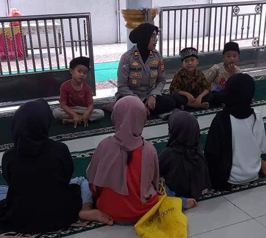 Kasat Binmas Polres Kepahiang memberikan tausiyah dan pesan kamtibmas kepada peserta pesantren kilat Ramadan di Masjid Perumnas Padang Lekat.