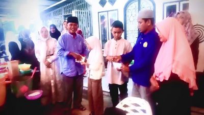 Pengurus DPD PKPS Mukomuko bersama anak yatim saat kegiatan buka puasa bersama dan penyerahan santunan di Cafe Jajanan Kiota.