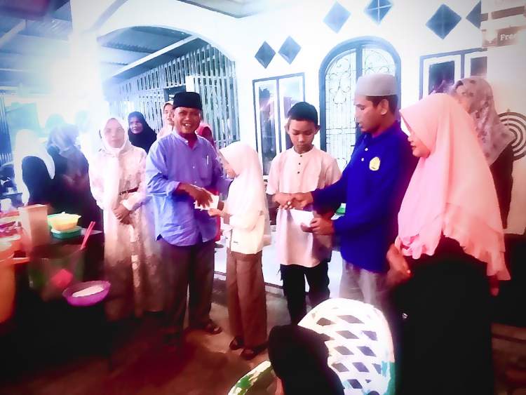 Pengurus DPD PKPS Mukomuko bersama anak yatim saat kegiatan buka puasa bersama dan penyerahan santunan di Cafe Jajanan Kiota.