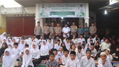 Kapolda Bengkulu Irjen Pol Mardiyono memberikan santunan kepada anak yatim saat buka puasa bersama di Panti Asuhan Bumi Rafflesia Bengkulu.