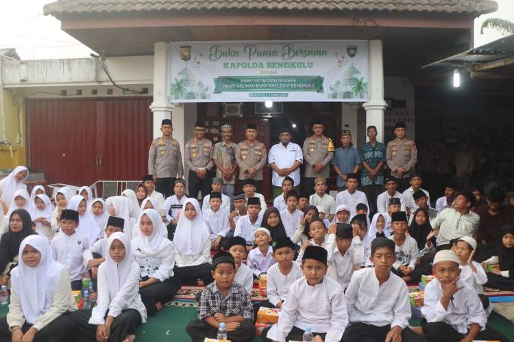 Kapolda Bengkulu Irjen Pol Mardiyono memberikan santunan kepada anak yatim saat buka puasa bersama di Panti Asuhan Bumi Rafflesia Bengkulu.