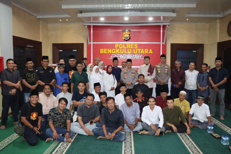 Kapolres Bengkulu Utara berbuka puasa bersama awak media di Lobby Gedung Mako Polres