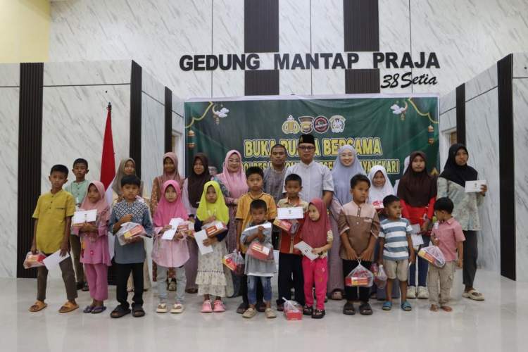Kapolres Mukomuko memberikan bingkisan kepada anak yatim saat acara buka puasa bersama di Polres Mukomuko