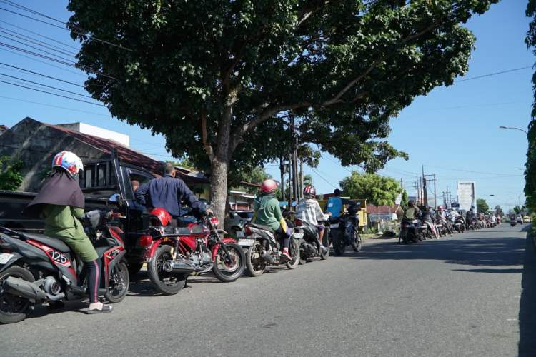 Antrean kendaraan di SPBU Kota Bengkulu saat warga mengisi BBM