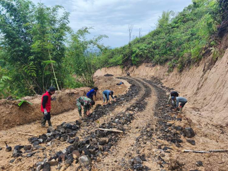 Personel TNI dan warga mengerjakan pembangunan jalan dalam program TMMD ke-127 di Desa Seguring Rejang Lebong