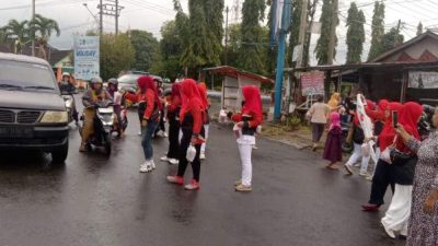 Pengurus PORPI Bengkulu membagikan paket takjil kepada pengendara di Bundaran Argamakmur Bengkulu Utara