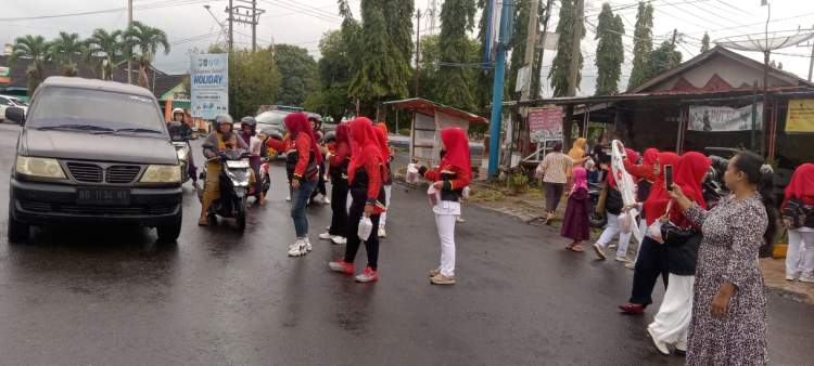 Pengurus PORPI Bengkulu membagikan paket takjil kepada pengendara di Bundaran Argamakmur Bengkulu Utara