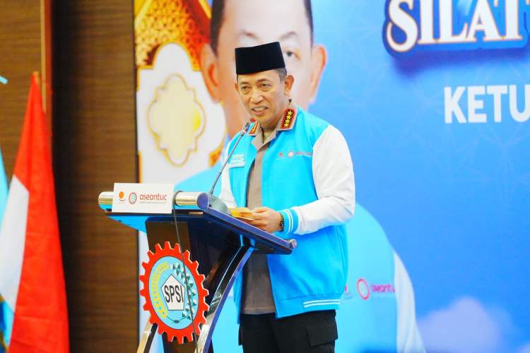 Kapolri Listyo Sigit Prabowo menyampaikan sambutan dalam acara silaturahmi Ramadhan dengan KSPSI Jawa Barat