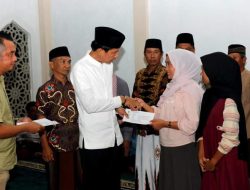 Safari Ramadan di Kelam Tengah, Bupati Kaur Salurkan Bantuan Masjid dan Santuni Anak Yatim