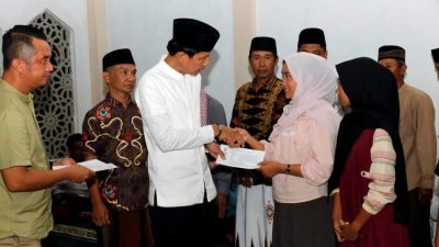 Safari Ramadan di Kelam Tengah, Bupati Kaur Salurkan Bantuan Masjid dan Santuni Anak Yatim