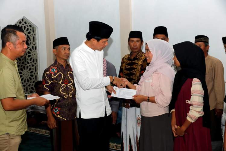 Bupati Kaur Gusril Pausi menyerahkan bantuan masjid dan santunan anak yatim saat Safari Ramadan di Desa Tanjung Ganti II Kecamatan Kelam Tengah.