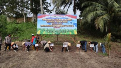 Kapolresta Bengkulu bersama kelompok tani mengikuti tanam raya jagung serentak nasional di lahan pertanian Kampung Melayu Kota Bengkulu.
