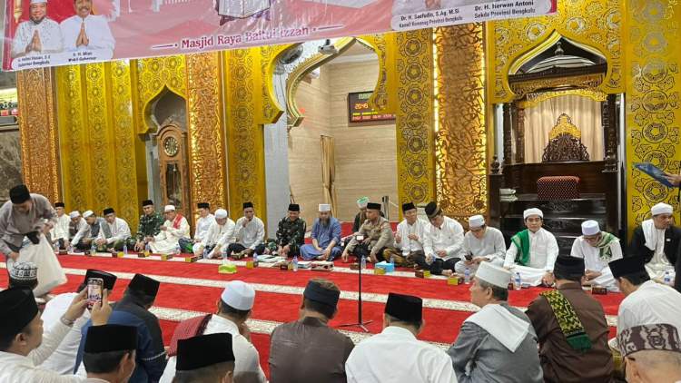 Gubernur Bengkulu Helmi Hasan menyerahkan santunan kepada anak yatim pada peringatan Nuzulul Quran di Masjid Raya Baitul Izzah.