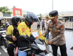 Kapolda Bengkulu Bagikan Sembako dan Stiker Hotline 110 untuk Ojol