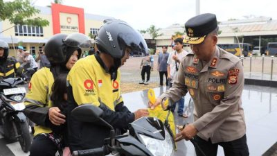 Kapolda Bengkulu membagikan sembako dan stiker hotline 110 kepada pengemudi ojol di Polda Bengkulu.