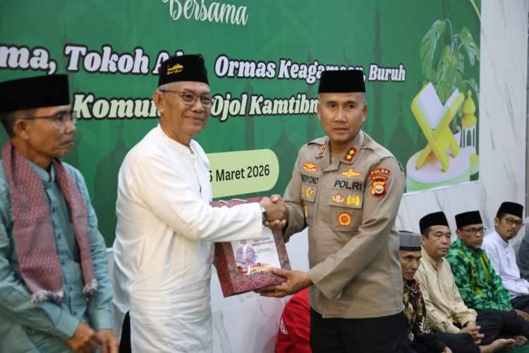 Kapolda Bengkulu buka puasa bersama tokoh agama, buruh dan komunitas ojol kamtibmas di Masjid Al-Amin Polda Bengkulu.