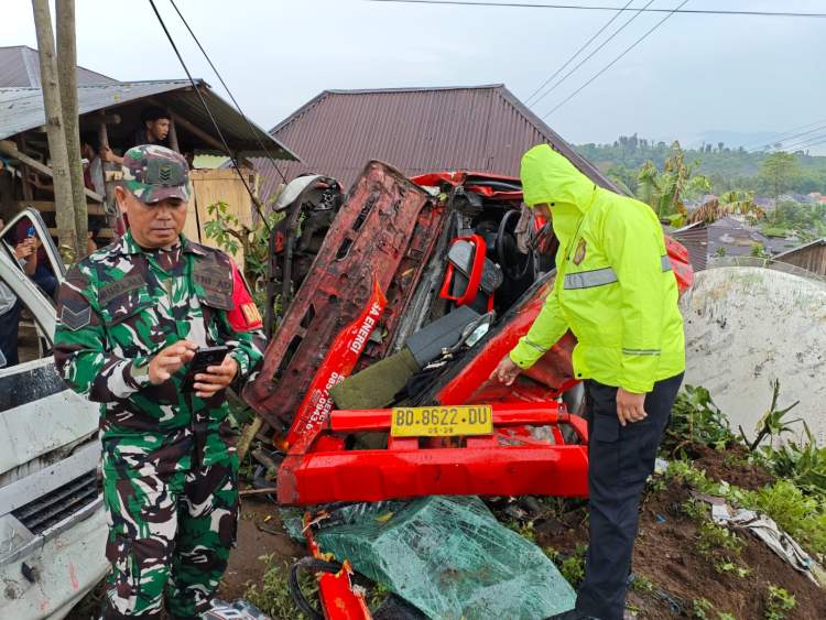 Truk LPG tabrak mobil pick up di Jalan Lintas Curup Lubuk Linggau Desa Suban Ayam Rejang Lebong.
