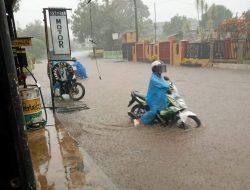 Drainase Tersumbat, Banjir Rendam Jalan Desa Teladan
