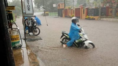 Banjir menggenangi jalan Desa Teladan Curup Selatan Rejang Lebong karena drainase tersumbat.
