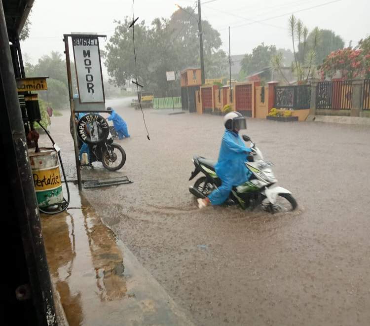 Banjir menggenangi jalan Desa Teladan Curup Selatan Rejang Lebong karena drainase tersumbat.