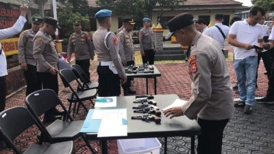 Kapolres Rejang Lebong AKBP Florentus Situngkir memimpin pemeriksaan senjata api anggota Polres di lapangan apel.