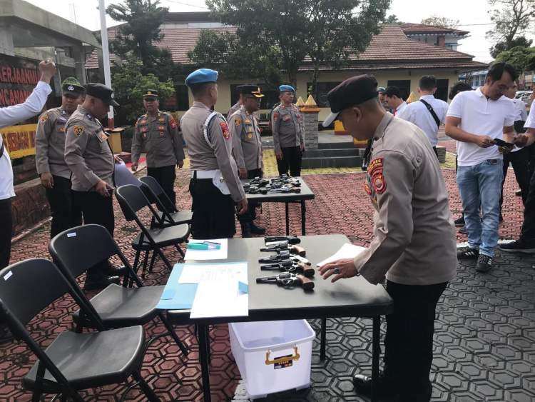 Kapolres Rejang Lebong AKBP Florentus Situngkir memimpin pemeriksaan senjata api anggota Polres di lapangan apel.