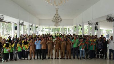 Wakil Bupati Asahan bersama Baznas menyerahkan bantuan ZIS kepada petugas kebersihan di Pendopo Rumah Dinas Bupati Asahan