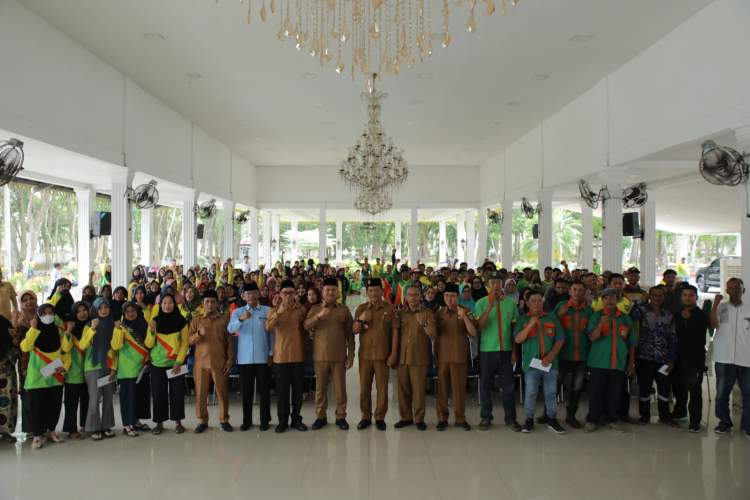 Wakil Bupati Asahan bersama Baznas menyerahkan bantuan ZIS kepada petugas kebersihan di Pendopo Rumah Dinas Bupati Asahan