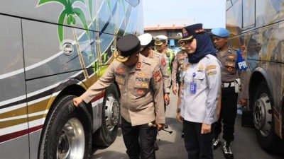 Kapolda Bengkulu Irjen Pol Mardiyono memeriksa kelayakan armada bus saat rampcheck angkutan mudik Lebaran 2026 di PO Bus Sun Bengkulu.