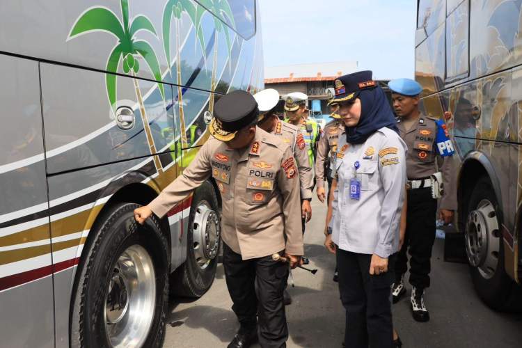 Kapolda Bengkulu Irjen Pol Mardiyono memeriksa kelayakan armada bus saat rampcheck angkutan mudik Lebaran 2026 di PO Bus Sun Bengkulu.