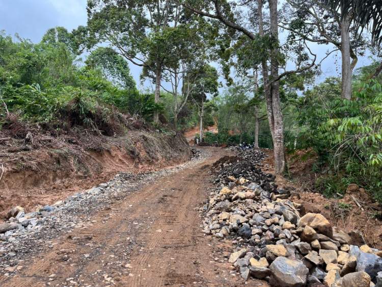 Personel TNI bersama masyarakat menyelesaikan pembangunan jalan dalam program TMMD Ke-127 Kodim 0409 Rejang Lebong di Desa Seguring.