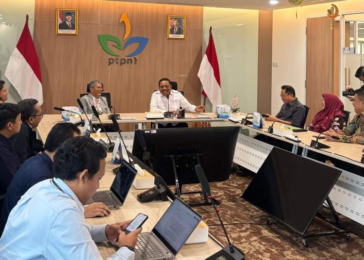 Wakil Gubernur Bengkulu Mian bertemu Direktur Utama PTPN I Tedy Yunirman Danas membahas hibah lahan untuk pembangunan bandara TNI AU di Bengkulu.