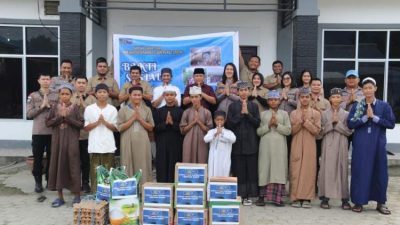 Personel Satgas Operasi Damai Cartenz menyerahkan bantuan sosial kepada santri dan anak panti di Jayapura, menghadirkan kehangatan dan kepedulian.