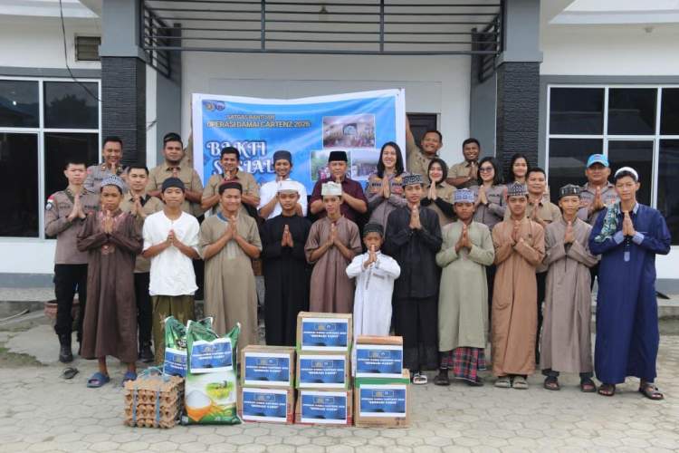 Personel Satgas Operasi Damai Cartenz menyerahkan bantuan sosial kepada santri dan anak panti di Jayapura, menghadirkan kehangatan dan kepedulian.