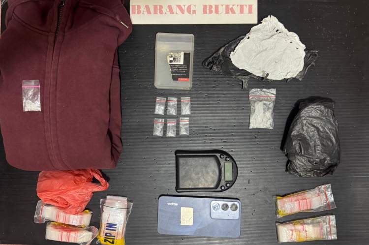 Polisi Ditresnarkoba Polda Bengkulu mengamankan terduga pelaku dan barang bukti sabu dalam penggerebekan jaringan narkoba di Rejang Lebong.