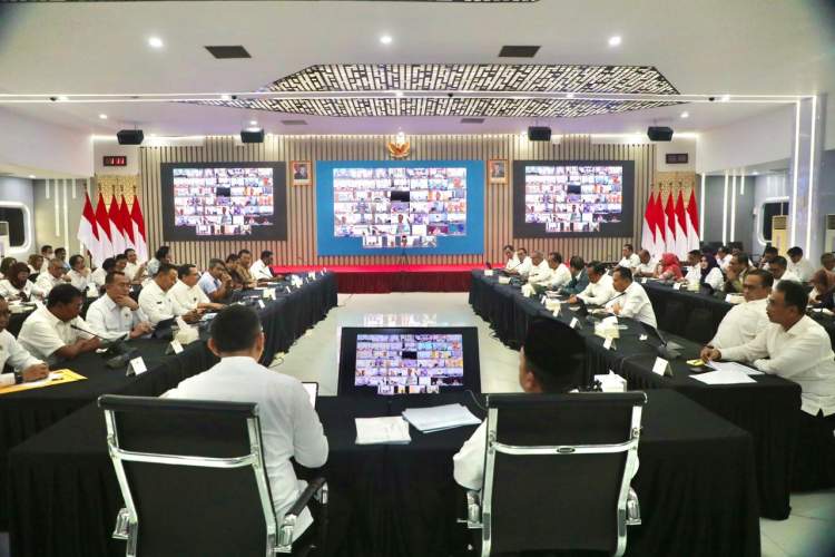 Menteri ATR BPN Nusron Wahid memimpin rapat pimpinan membahas penetapan lahan sawah dilindungi di 12 provinsi