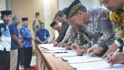 Sekda Provinsi Bengkulu Herwan Antoni bersama BPJS Kesehatan saat sosialisasi dan penandatanganan kerja sama Program Pesiar untuk optimalisasi layanan JKN di desa.