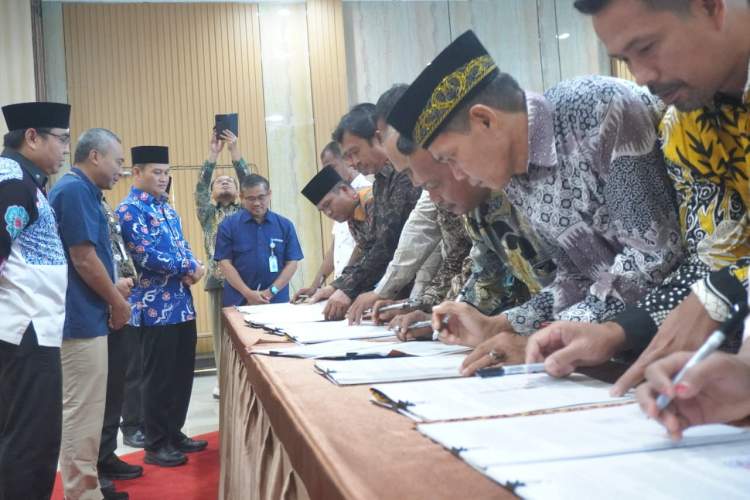 Sekda Provinsi Bengkulu Herwan Antoni bersama BPJS Kesehatan saat sosialisasi dan penandatanganan kerja sama Program Pesiar untuk optimalisasi layanan JKN di desa.