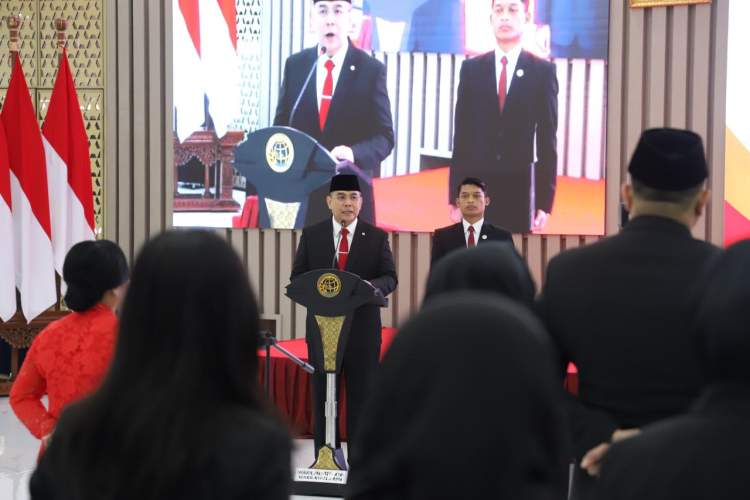 Wamen ATR/BPN Ossy Dermawan melantik pejabat pengawas dan pejabat fungsional di Aula Prona Kementerian ATR/BPN Jakarta.