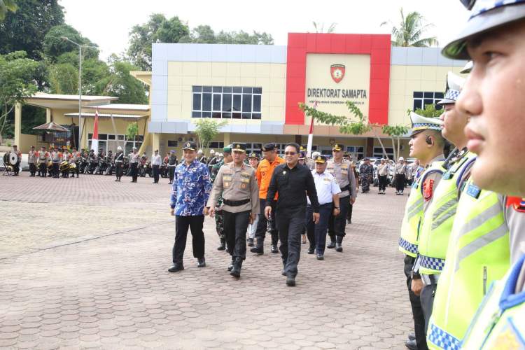 Kapolda Bengkulu Irjen Pol Mardiyono memimpin Apel Gelar Pasukan Operasi Ketupat Nala 2026 di Lapangan Anton Soejarwo Polda Bengkulu.