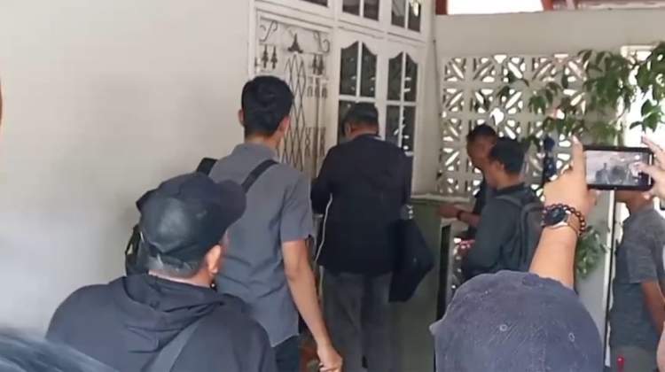 Penyidik KPK menggeledah rumah Kepala Dinas PUPR Rejang Lebong terkait kasus suap proyek pemerintah daerah.