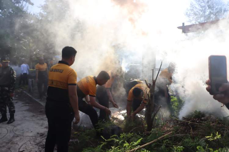 Personel Dit Intelkam Polda Bengkulu membersihkan Pantai Pasir Putih dan Jembatan Merah Putih mendukung Gerakan ASRI.