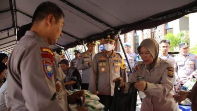 Kapolda Bengkulu Irjen Pol. Mardiyono meninjau bazar murah di Lapangan Anton Soedjarwo untuk mendukung Gerakan Pangan Murah Polri.
