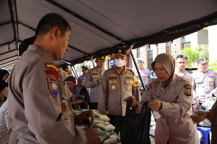 Kapolda Bengkulu Irjen Pol. Mardiyono meninjau bazar murah di Lapangan Anton Soedjarwo untuk mendukung Gerakan Pangan Murah Polri.