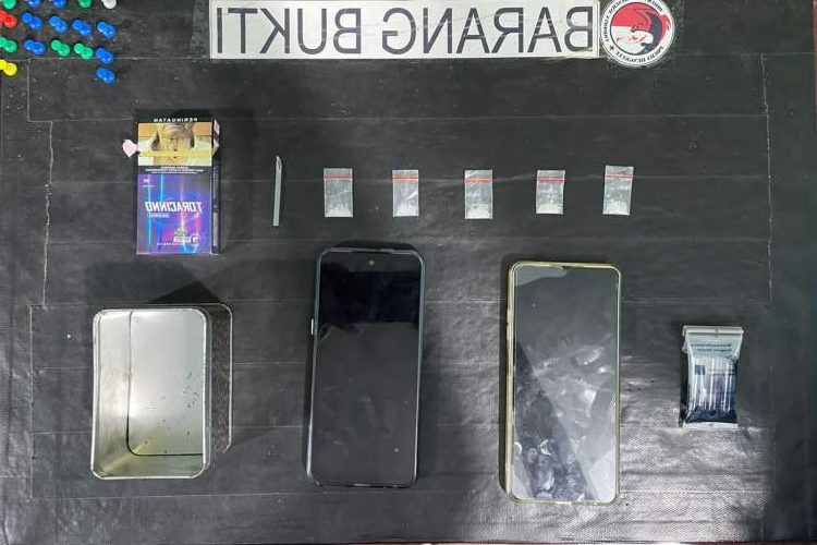 Petugas Ditresnarkoba Polda Bengkulu mengamankan dua pemuda dan barang bukti sabu di rumah kos Kelurahan Panorama, Bengkulu.