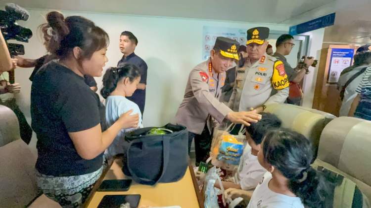 Kapolri Jenderal Listyo Sigit Prabowo meninjau arus mudik Lebaran 2026 di Pelabuhan Merak, Banten, bersama Menko PMK dan Panglima TNI.