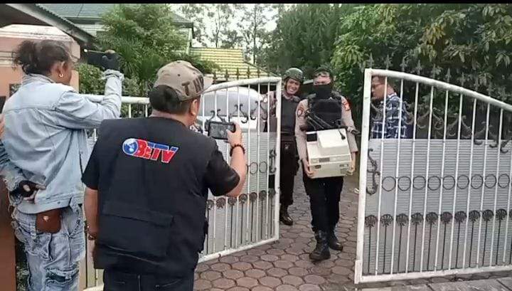 Penyidik KPK membawa koper dan mesin hitung uang dari rumah Kadis PUPR Rejang Lebong dalam penggeledahan kasus suap proyek.