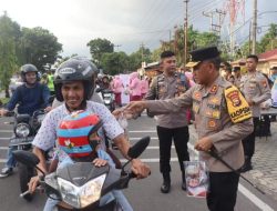 Kapolda Bengkulu dan Ketua YKB Bagi Takjil, Pengendara Antusias